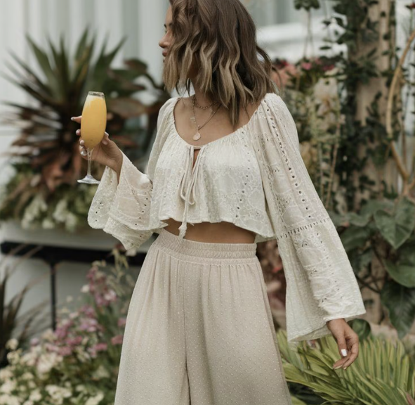 Mujer de blanco al estilo boho chic